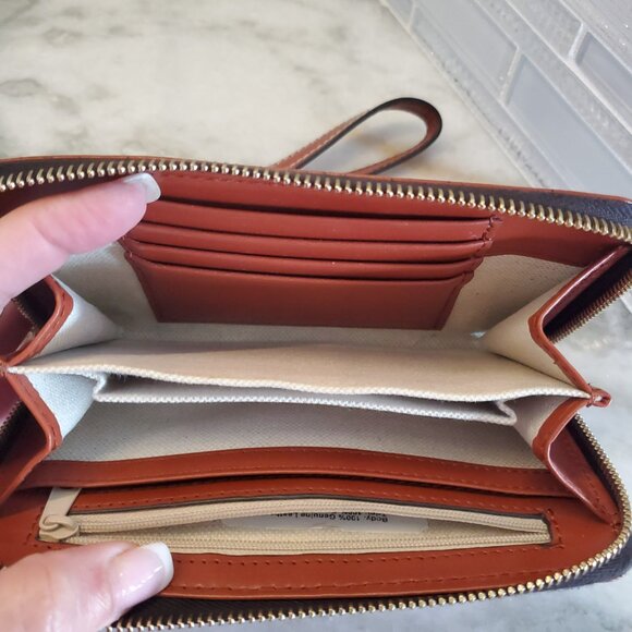 NWOT Dooney and Bourke Selleria British Tan Med Zip Wristlet - Picture 10 of 10